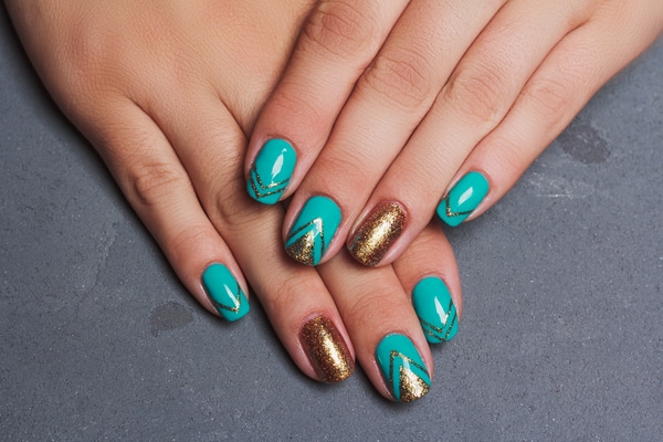 unhas com bilhos e desenhos
